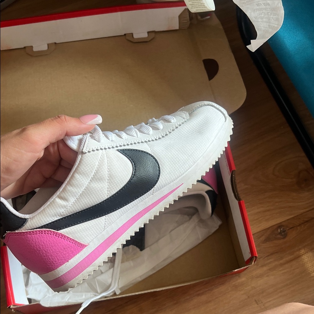 Nike Women's White black and pink Cortez